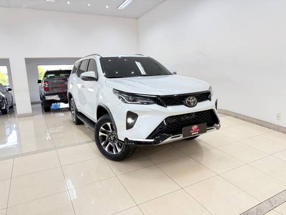 TOYOTA HILUX SW4 2.8 D-4D TURBO DIESEL SRX PLATINUM 7L 4X4 AUTOMÁTICO